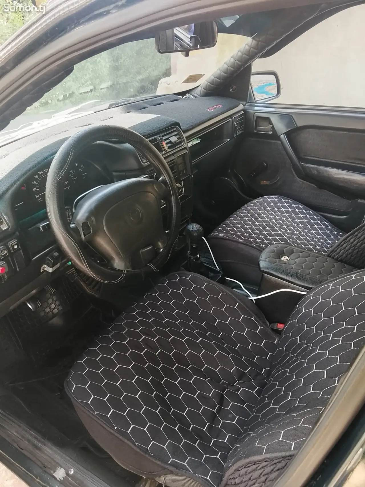 Opel Vectra B 1995 · 1.6 MT