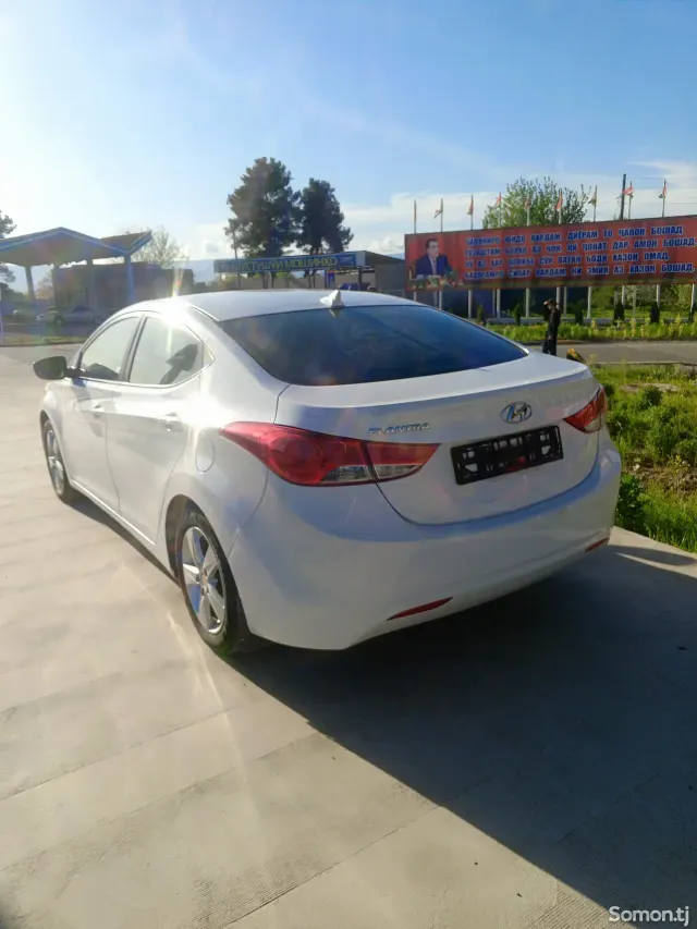 Hyundai Elantra 2013 · 1.6 AT