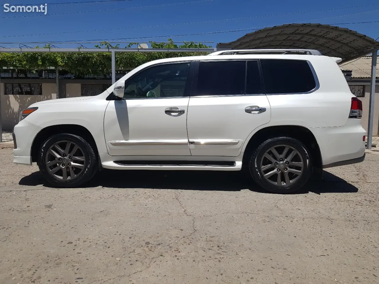Lexus LX series 2014 · 5.7 AT