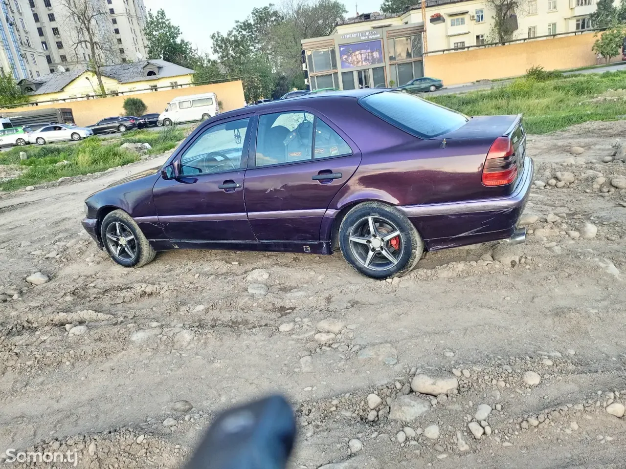 Mercedes-Benz W201 1995 · 2.2 MT