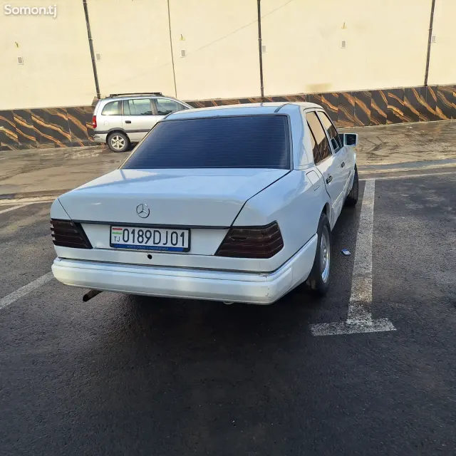 Mercedes-Benz W124 1990 · 2.0 MT