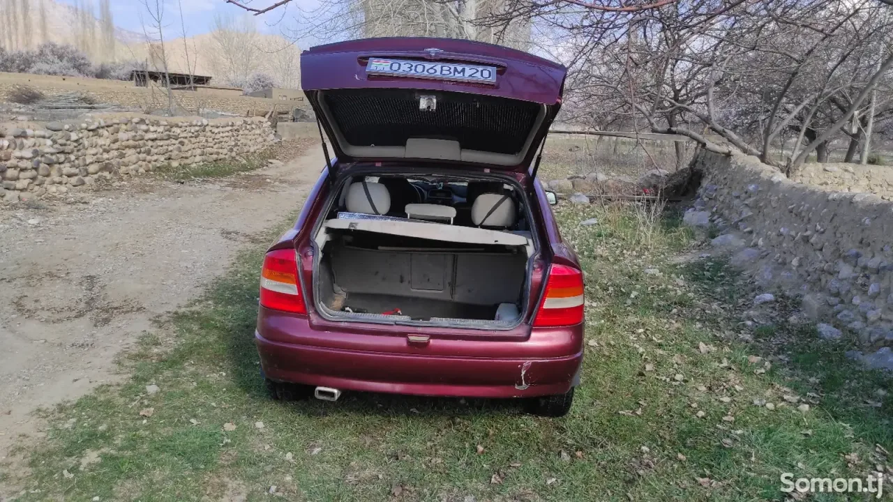 Opel Astra G 1998 · 1.6 MT