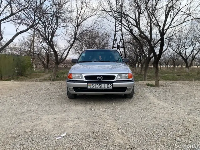 Opel Astra F 1993 · 1.6 MT