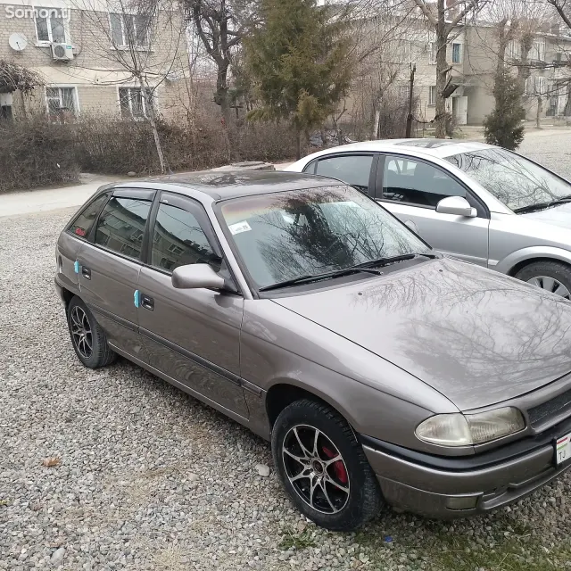 Opel Astra F 1993 · 1.6 MT