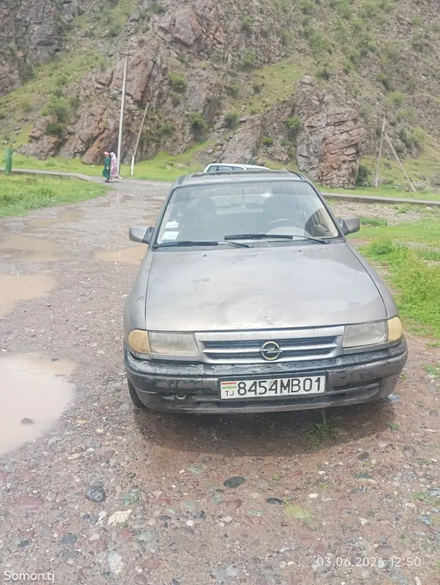 Opel Astra F 1992 · 1.6 MT