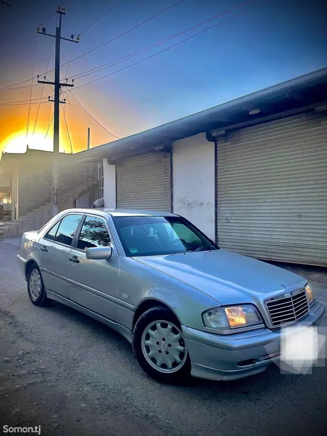 Mercedes-Benz W201 2000 · 2.0 AT