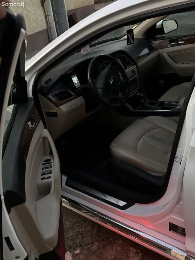 Hyundai Sonata 2015 · 2.4 AT