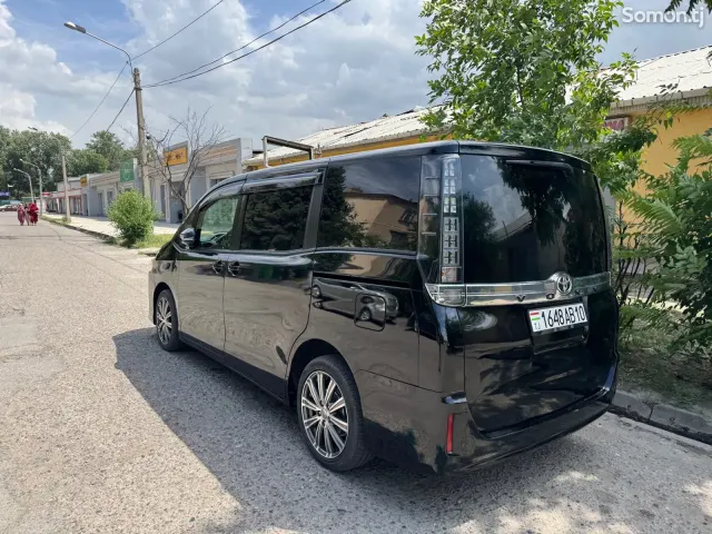 Toyota Voxy 2014 · 2.0 AT