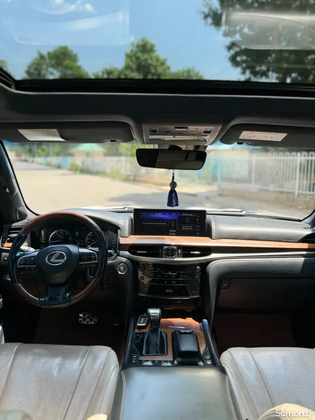Lexus LX series 2018 · 5.7 AT