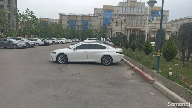 Lexus ES series 2019 · 2.5 AT