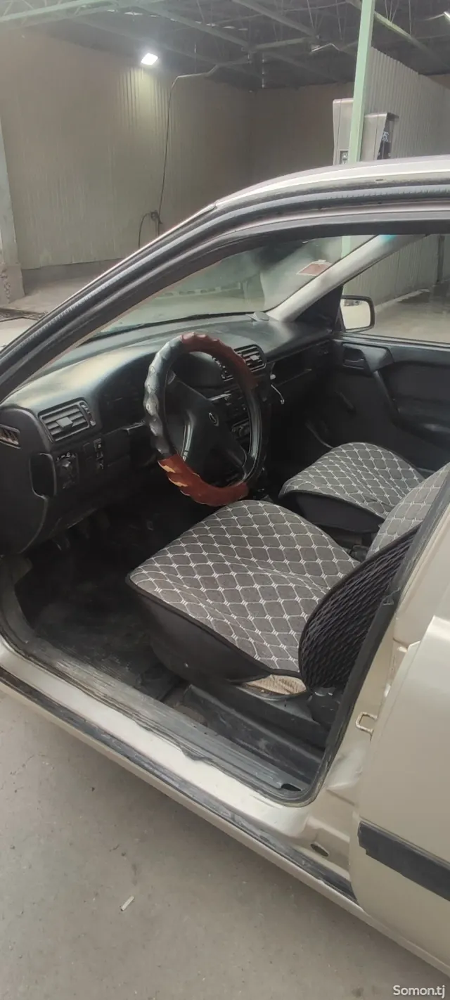 Opel Vectra A 1993 · 1.6 MT