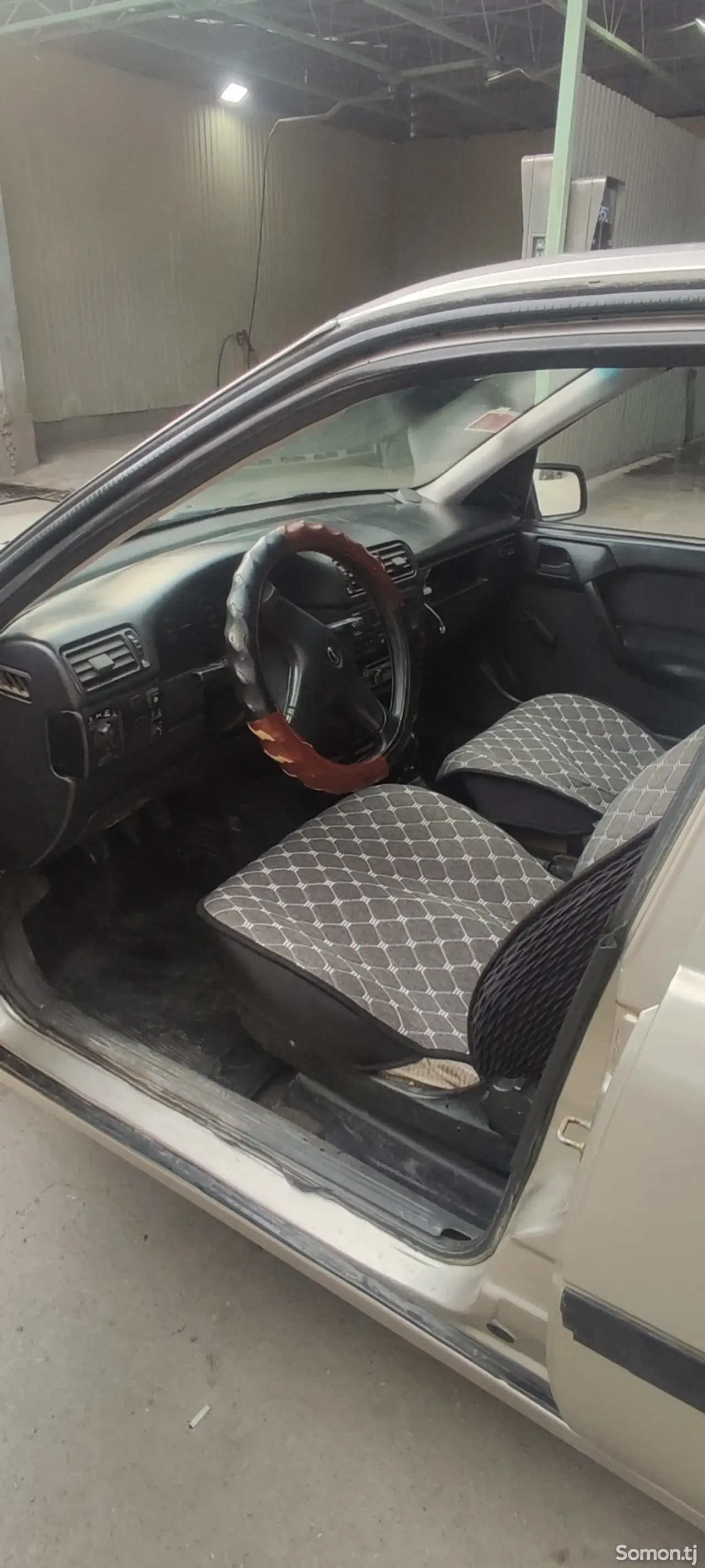 Opel Vectra A 1993 · 1.6 MT