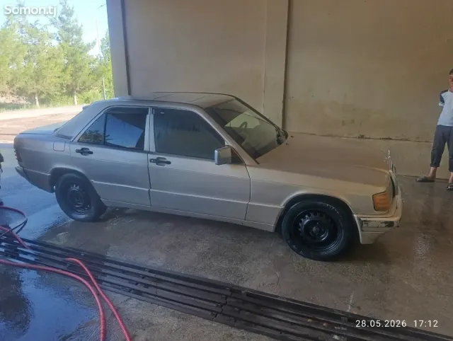Mercedes-Benz W201 1990 · 1.8 MT