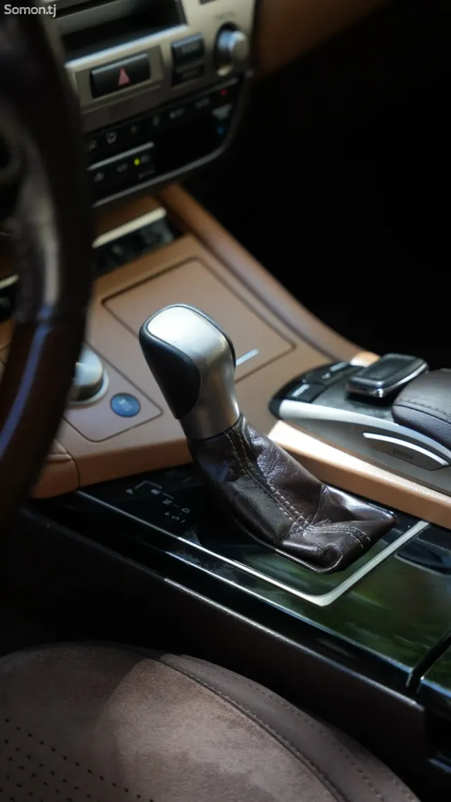 Lexus ES series 2015 · 3.0 AT