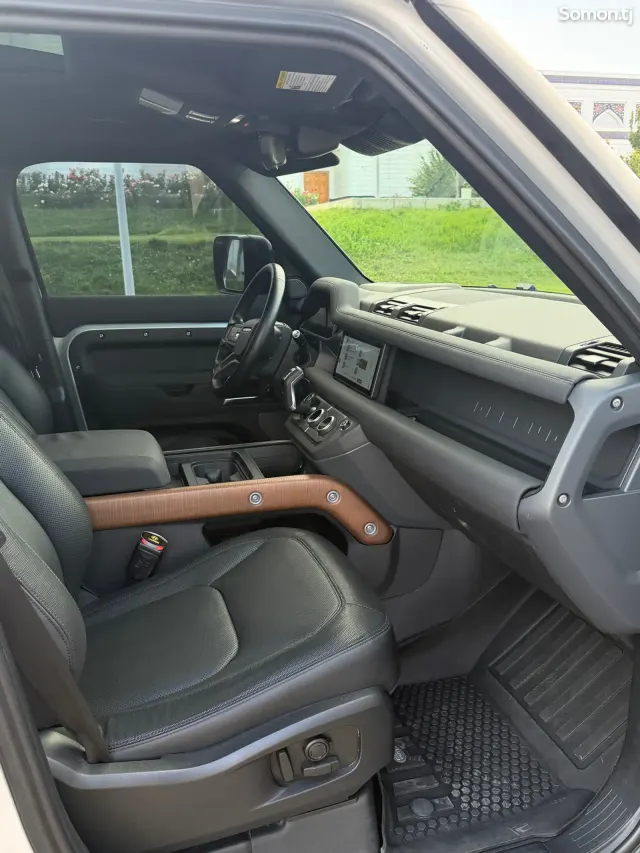 Land Rover Defender 2023 · 3.0 AT