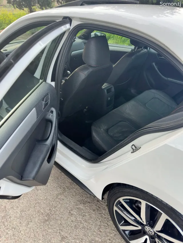 Volkswagen Jetta 2012 · 2.0 AT