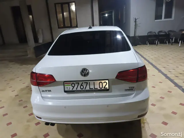Volkswagen Jetta 2015 · 2.0 AT