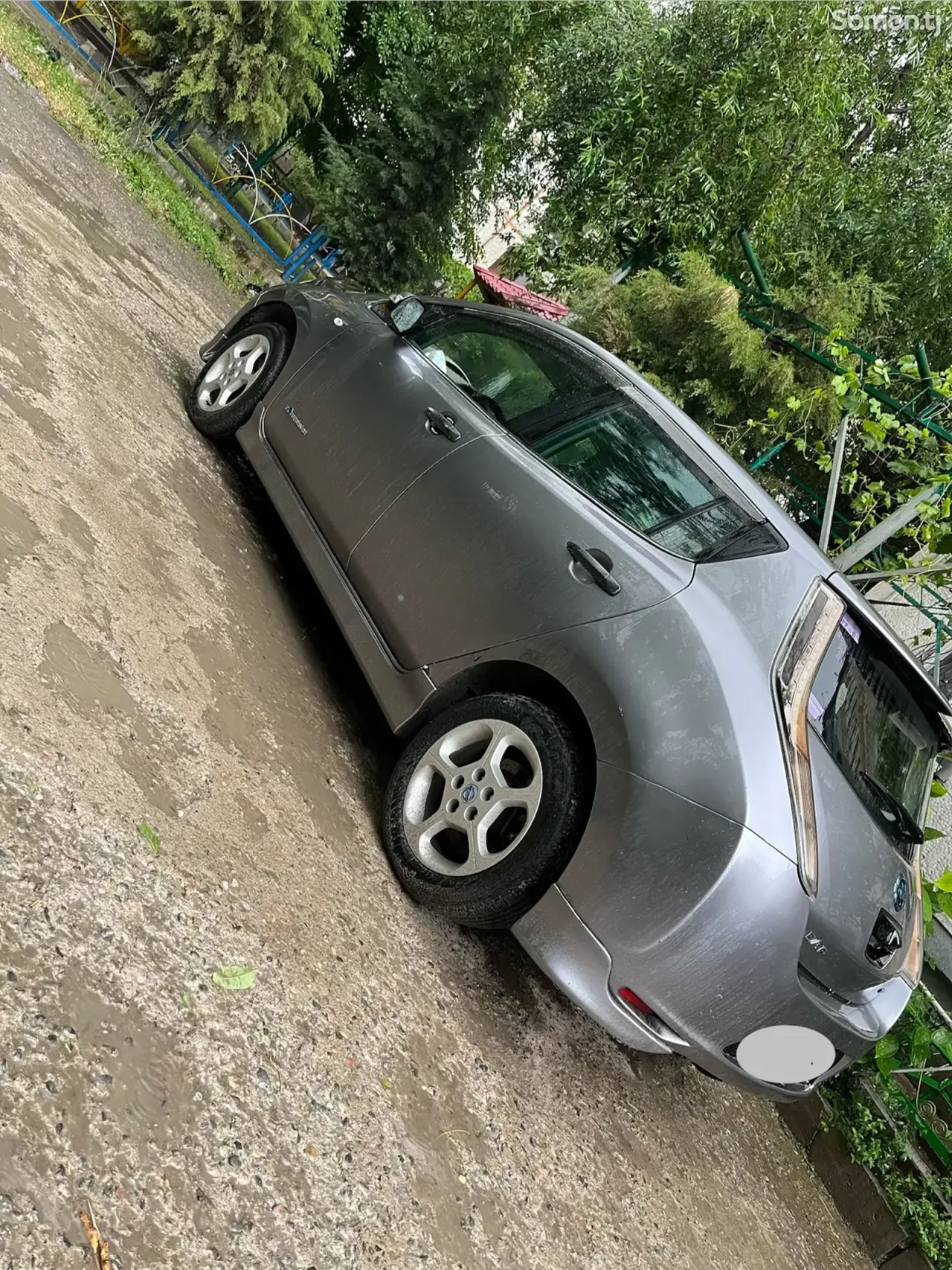 Nissan Leaf 2012 · AT