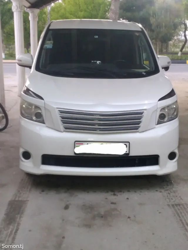 Toyota Voxy 2007 · AT