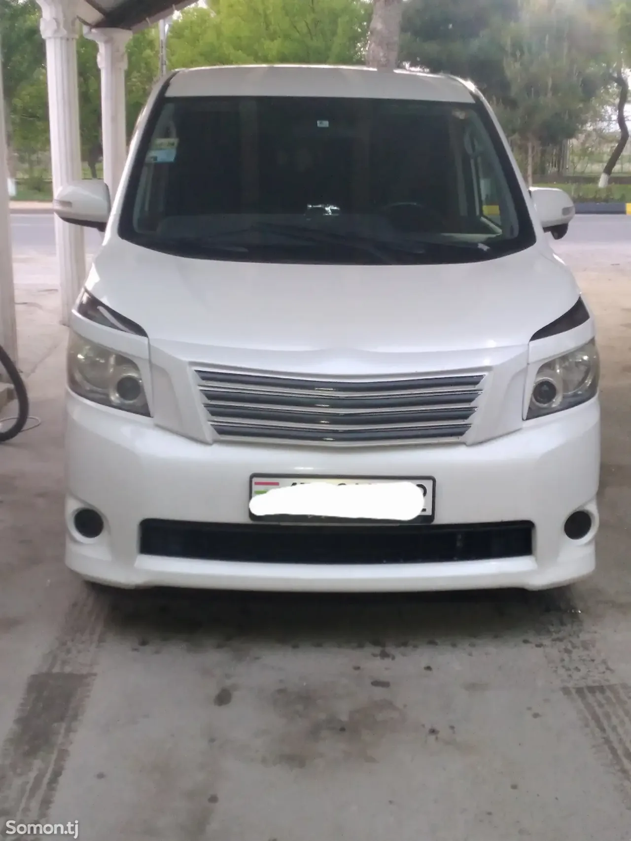 Toyota Voxy 2007 · AT