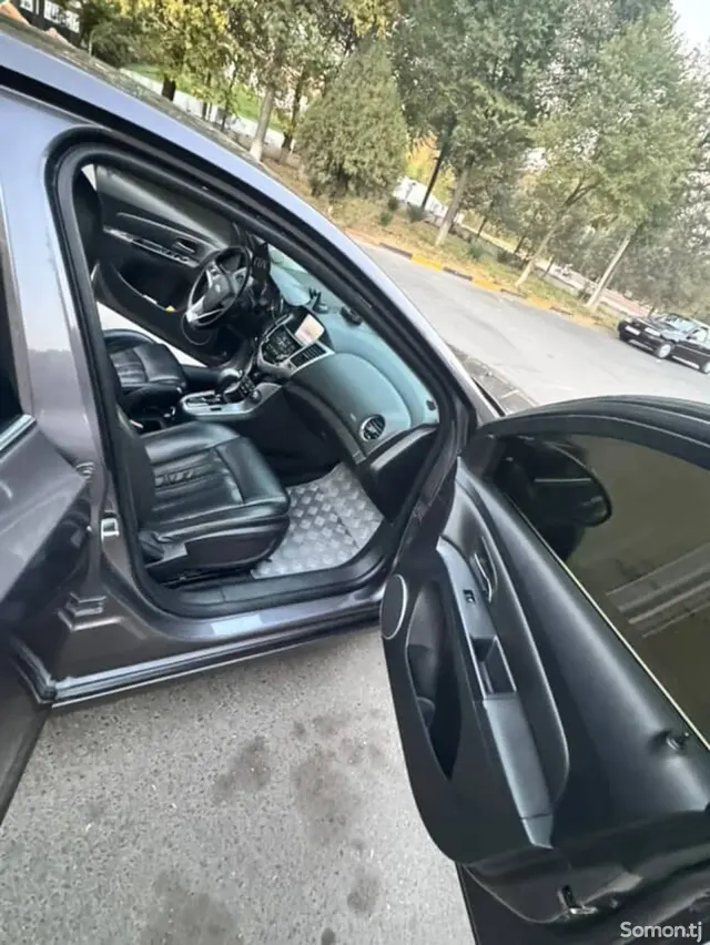 Chevrolet Cruze 2011 · 1.8 AT