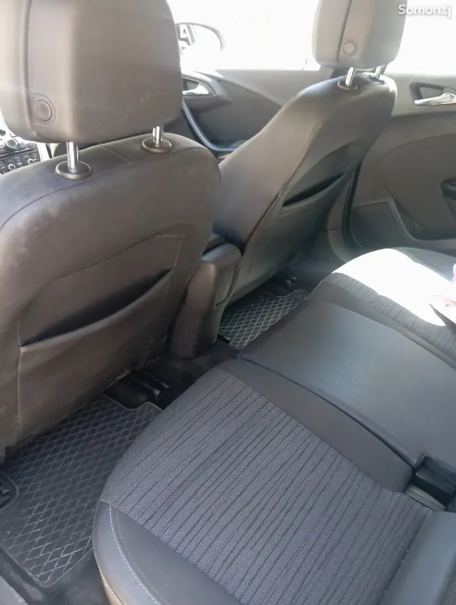 Opel Astra J 2015 · 1.4 MT