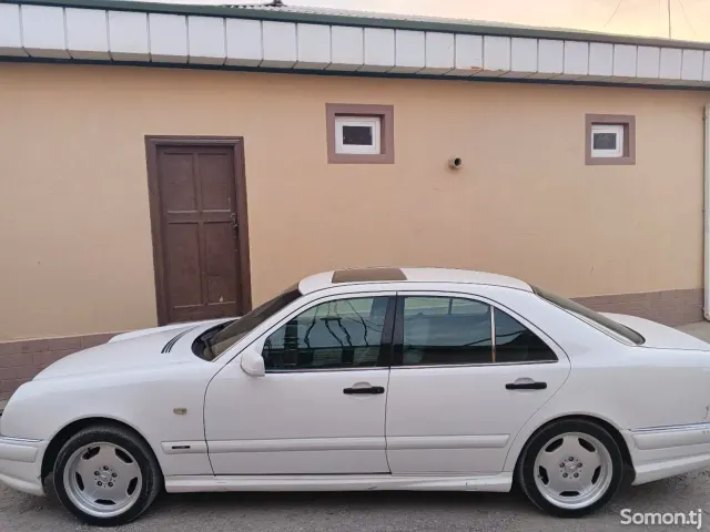 Mercedes-Benz E class 1996 · 2.2 AT