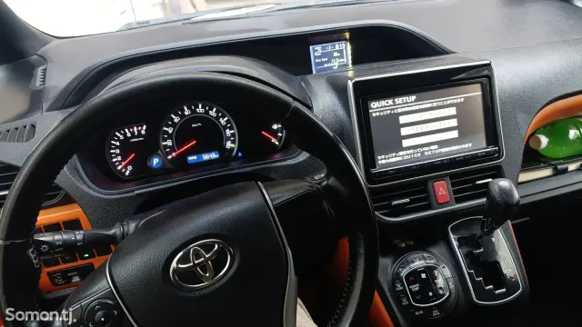 Toyota Voxy 2014 · 1.8 AT
