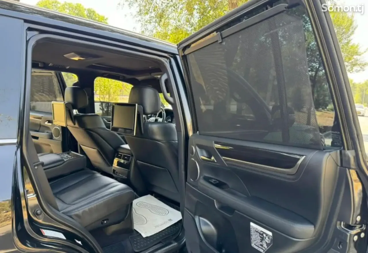 Lexus LX series 2018 · 5.7 AT