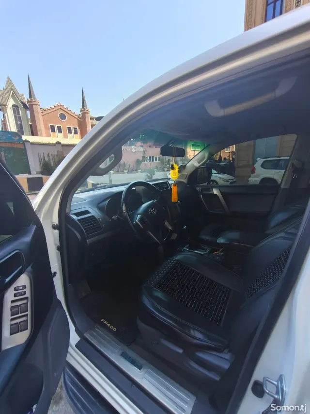 Toyota Land Cruiser Prado 2011 · 2.7 AT