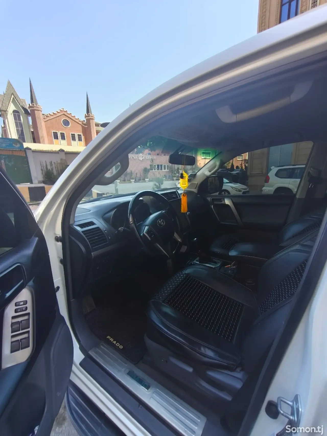 Toyota Land Cruiser Prado 2011 · 2.7 AT