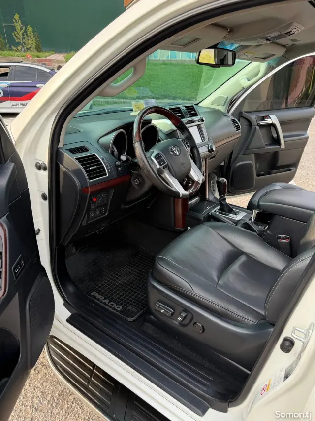 Toyota Land Cruiser Prado 2016 · 2.8 AT