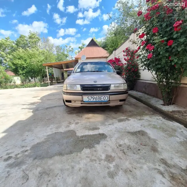 Opel Vectra A 1992 · 1.6 MT