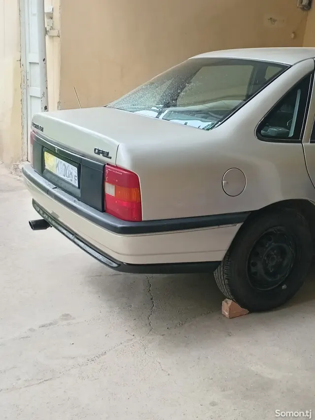 Opel Vectra A 1991 · 1.6 MT