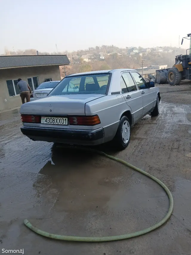 Mercedes-Benz W201 1989 · 1.8 MT