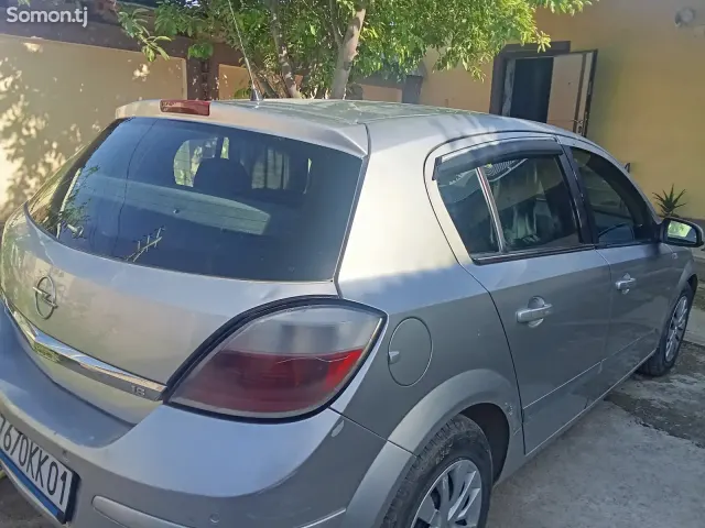 Opel Astra H 2004 · 1.8 AT