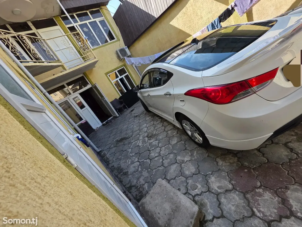 Hyundai Avante 2013 · 1.6 AT