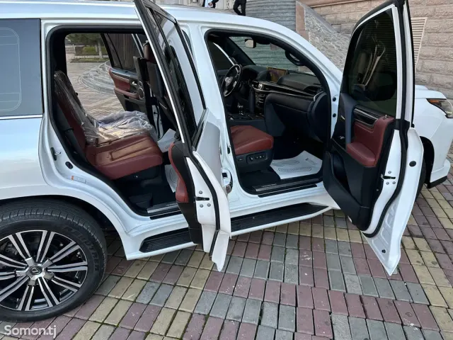 Lexus LX series 2022 · 5.7 AT