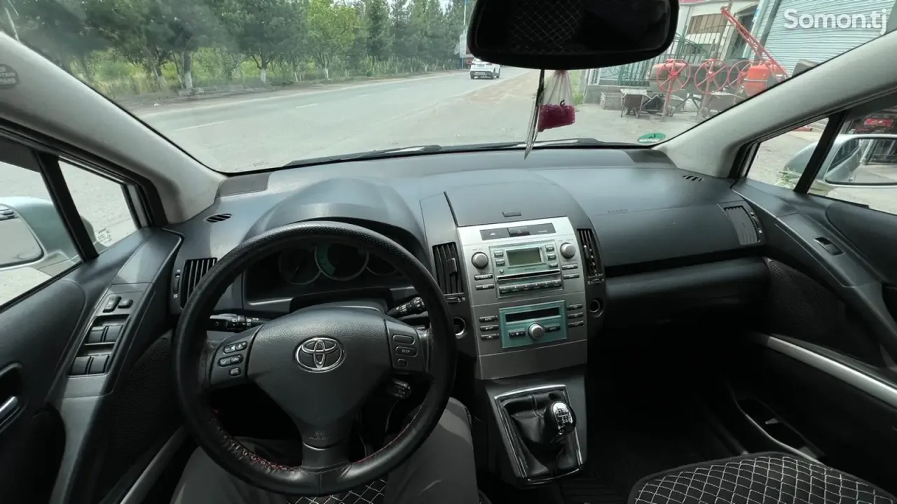 Toyota Corolla Verso 2006 · 2.2 MT