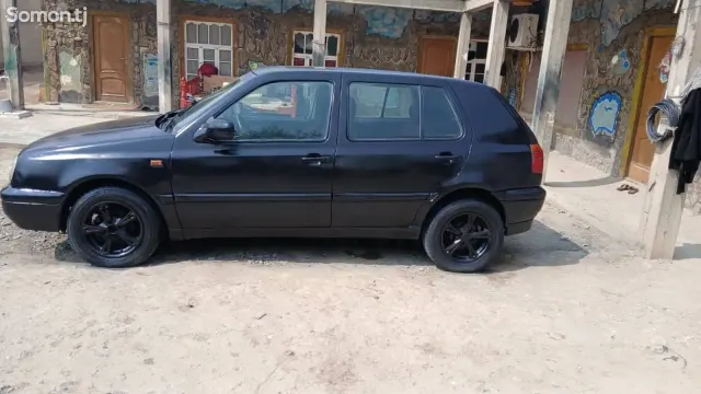 Volkswagen Golf 1998 · 1.1 MT