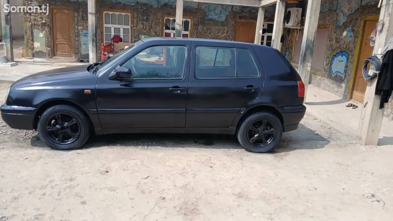 Volkswagen Golf 1998 · 1.1 MT