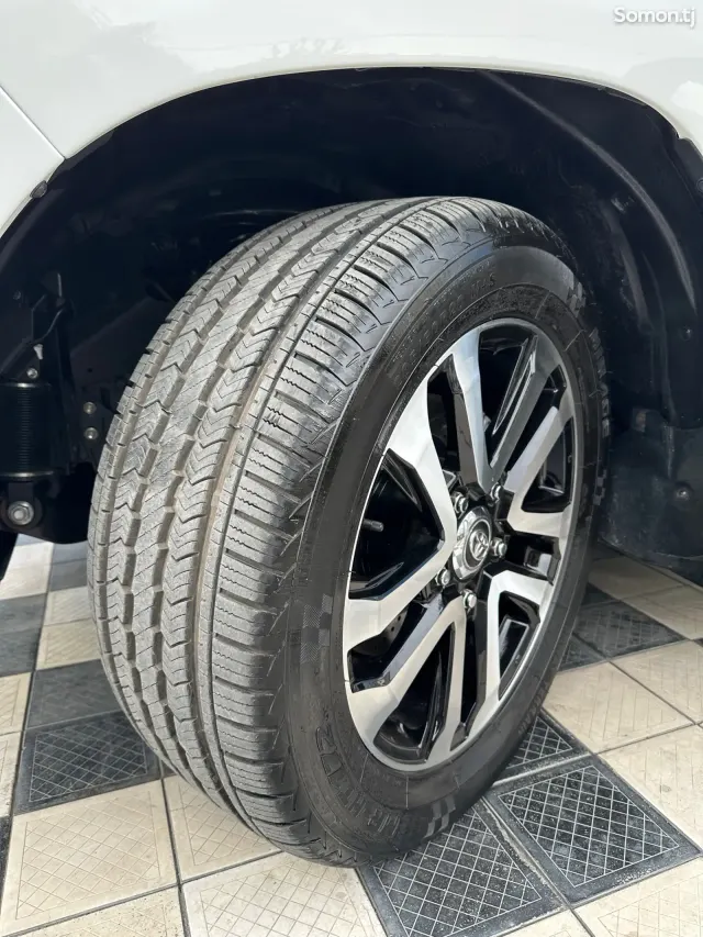Toyota Land Cruiser 2018 · 4.6 AT