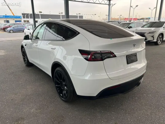 Tesla Model Y 2025 · 5.0 AT