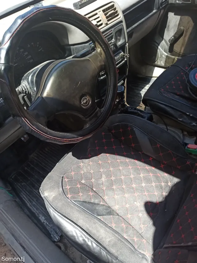 Opel Vectra A 1991 · 0.6 MT