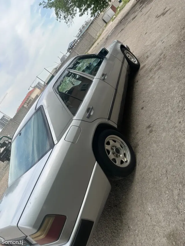 Mercedes-Benz W124 1987 · 2.0 MT