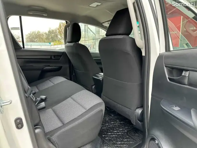 Toyota Hilux 2025 · 2.4 MT