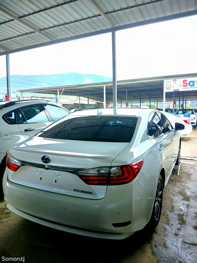 Lexus ES series 2016 · 2.5 AT