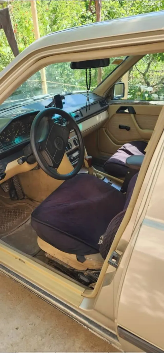 Mercedes-Benz W124 1987 · 1.8 MT