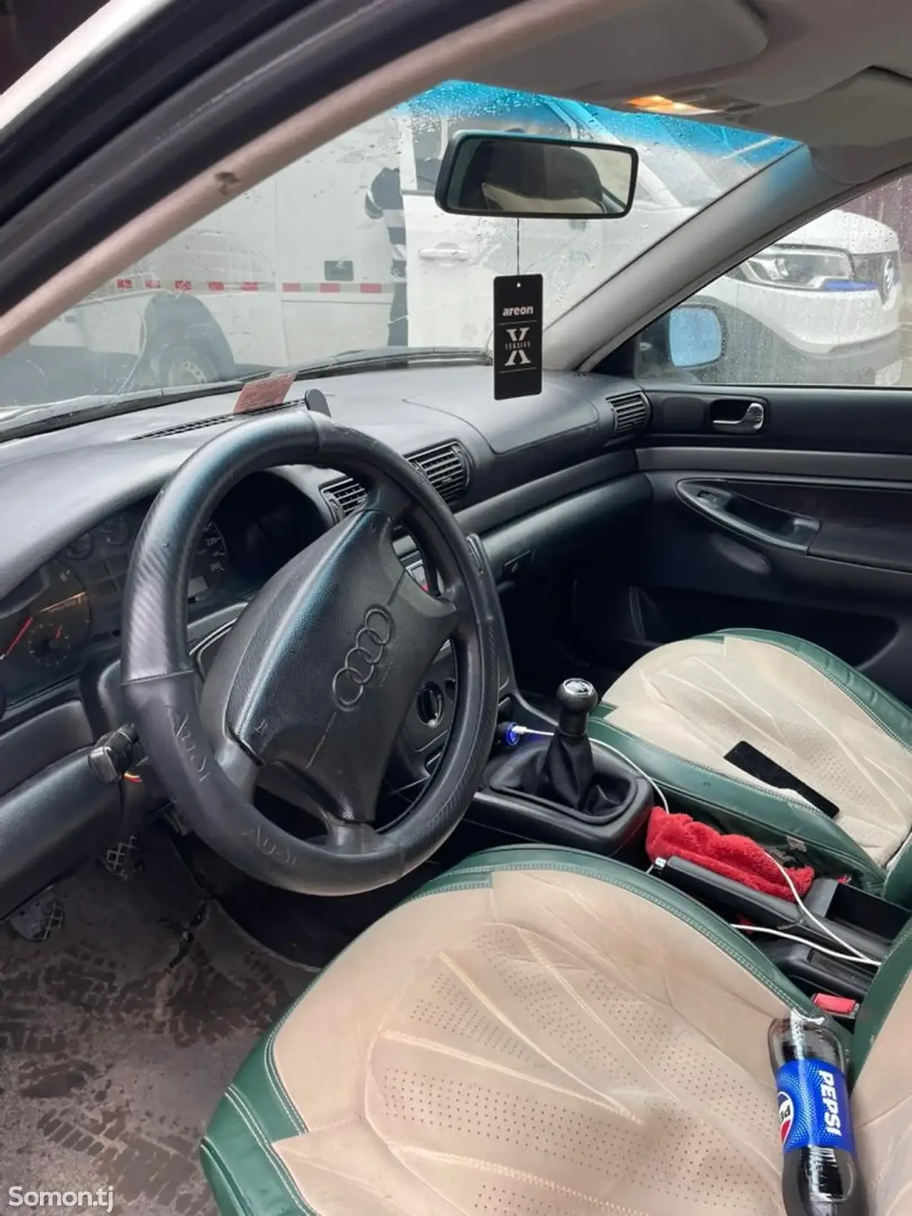 Audi A4 1995 · 1.6 MT