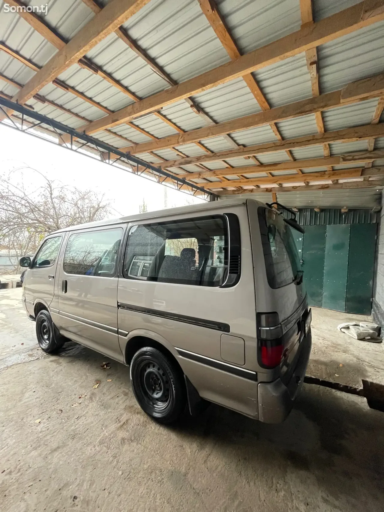 Toyota HiAce 1997 · 2.4 AT